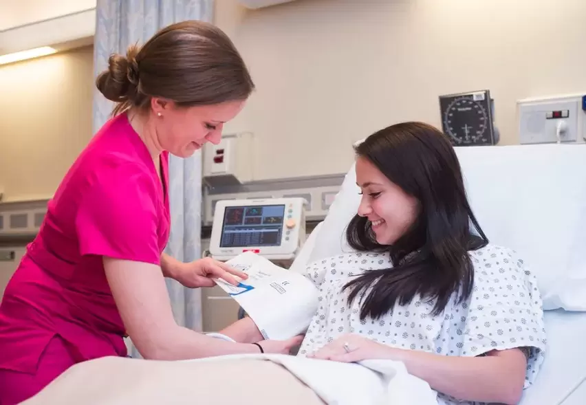 Doktor, hipertansiyonu teşhis etmek için hastanın kan basıncını ölçer.